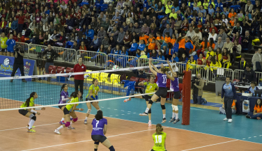 Un pabellón repleto festeja el mejor voley femenino en el All Star Iberdrola