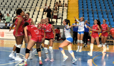 Un Arenal Emevé de puro coraje remonta y logra la primera victoria de la temporada