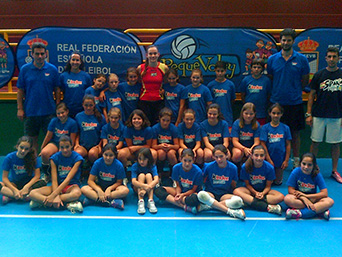 La capitana Helia González visita el Campus Pequevoley