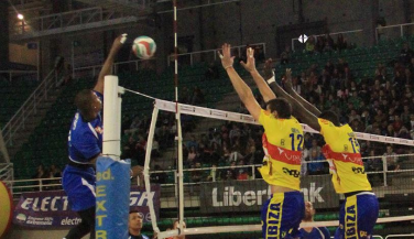 Ushuaïa Ibiza Vóley vence en casi tres horas a CV Melilla para acceder a semifinales