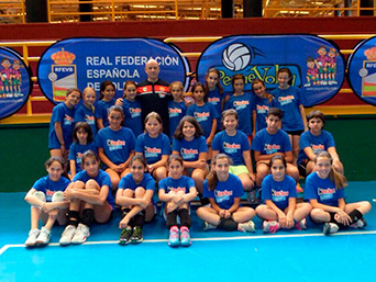 El seleccionador nacional Fernando Muñoz visita el Campus Pequevoley                                