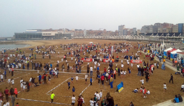 La alegría toma Gijón para la segunda jornada del festival de Voley Playa