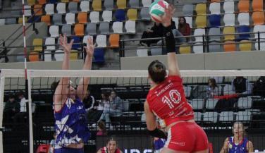 El CV Zaragoza cae ante el Premià de Dalt en su estreno en La Central pese a su mejora progresiva